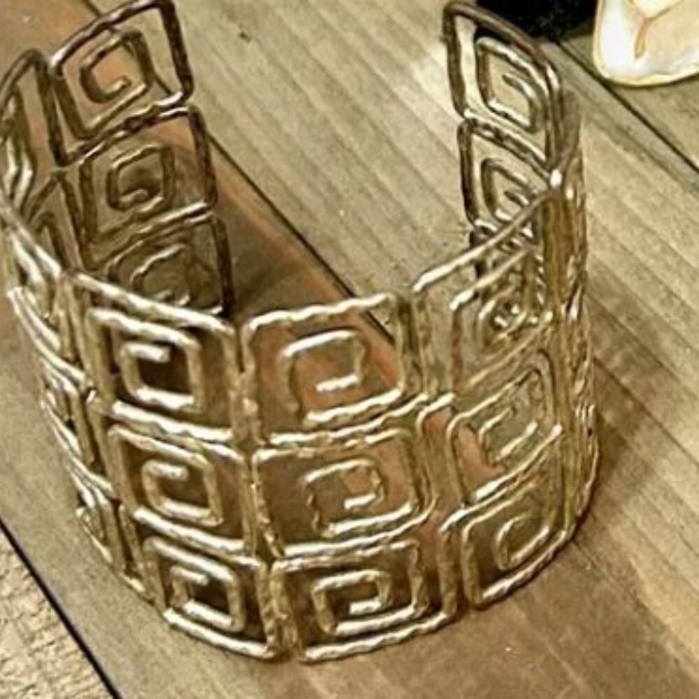 Beautiful Gold-plated bangle with unique pattern